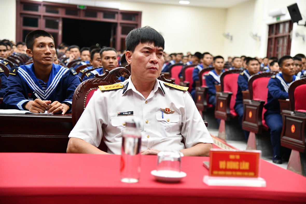 Vùng 5 Hải quân thông tin về biển, đảo cho chiến sĩ mới nhập ngũ năm 2025 Vùng 5 Hải quân thông tin về biển, đảo cho chiến sĩ mới nhập ngũ năm 2025