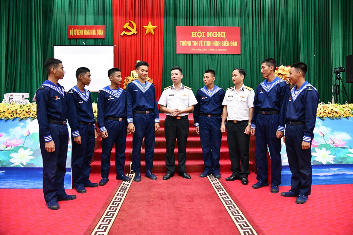 Vùng 5 Hải quân thông tin về biển, đảo cho chiến sĩ mới nhập ngũ năm 2025 Vùng 5 Hải quân thông tin về biển, đảo cho chiến sĩ mới nhập ngũ năm 2025