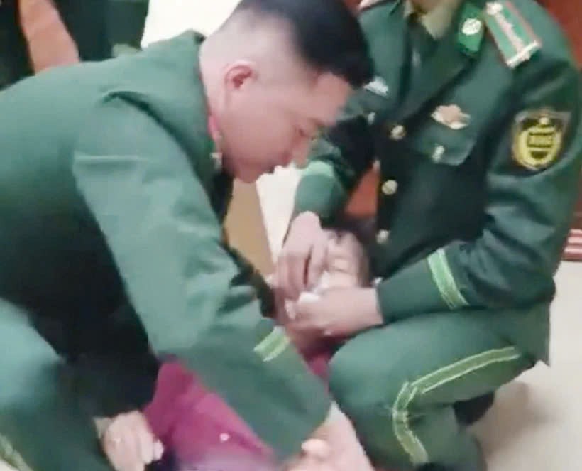 Bộ đội Biên phòng sơ cứu cho nữ du khách Trung Quốc bị co giật, tim ngừng đập