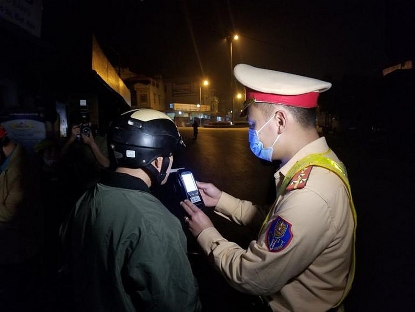 Cán bộ Phòng cảnh sát giao thông, Công an tỉnh Bắc Kạn kiểm tra nồng độ cồn của người tham gia giao thông trên tuyến đường khu vực thành phố Bắc Kạn. (Ảnh: Báo Bắc Kạn)