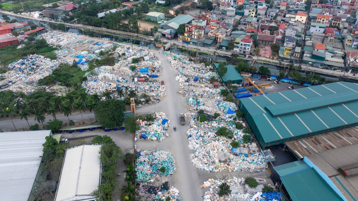 Rác thải và ô nhiễm bủa vây CCN và làng nghề Minh Khai.