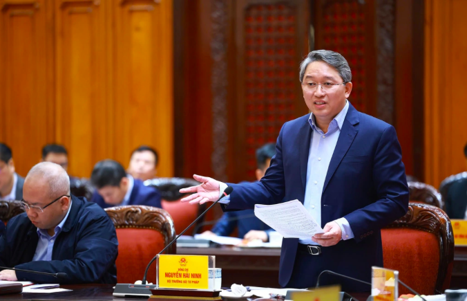 Bộ trưởng Tư pháp Nguyễn Hải Ninh phát biểu tại cuộc họp (Ảnh: Đoàn Bắc).