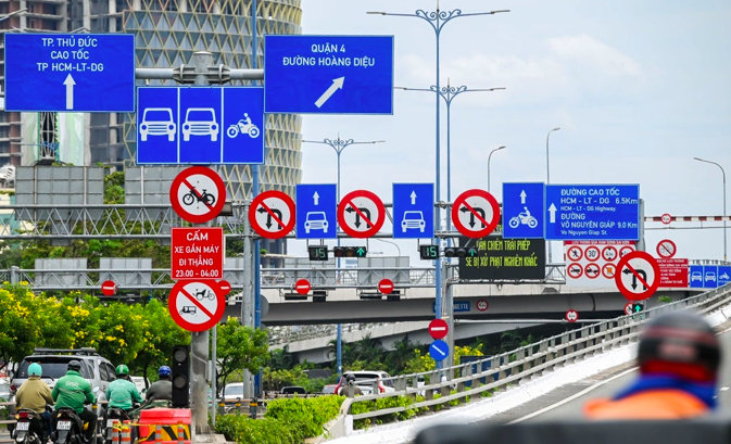 Phó Thủ tướng yêu cầu xử lý bất cập về đèn tín hiệu, biển báo giao thông