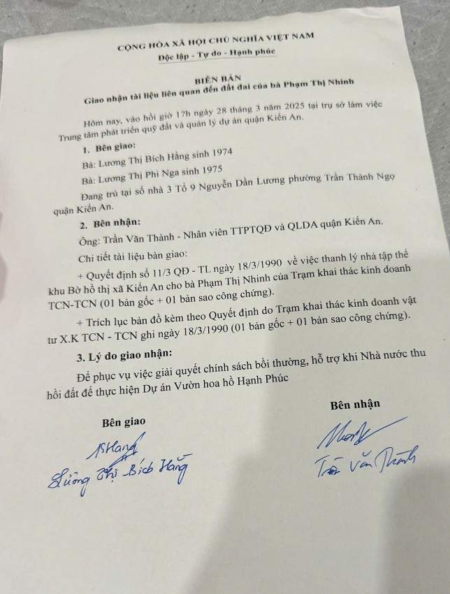 Biên bản giao nhận tài liệu liên quan đến đất đai của bà Phạm Thị Nhinh được chị Hằng là con bàn giao tài liệu gốc cho ông Trần Văn Thành, nhân viên TTPTQĐ và QLDA huyện Kiến An tiếp nhận ngày 28/3/2025.