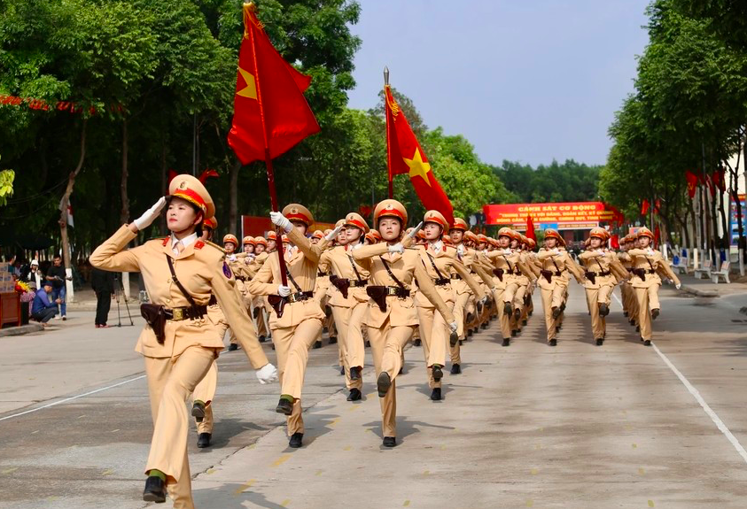 Khối nữ sỹ quan cảnh sát cơ giao thông tập luyện cho lễ diễu binh.