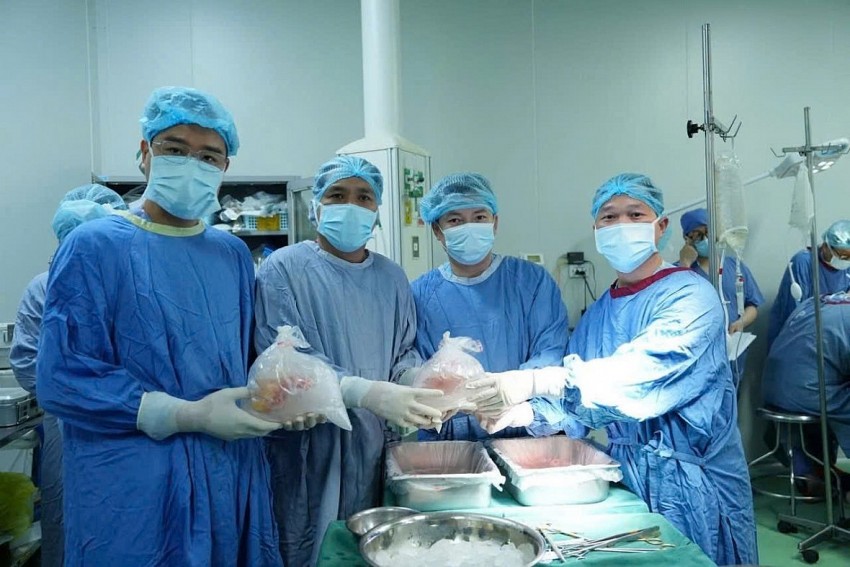 Các bác sỹ bệnh viện Hữu nghị Việt Đức tiến hành lấy tạng từ người hiến. Các bác sỹ bệnh viện Hữu nghị Việt Đức tiến hành lấy tạng từ người hiến.