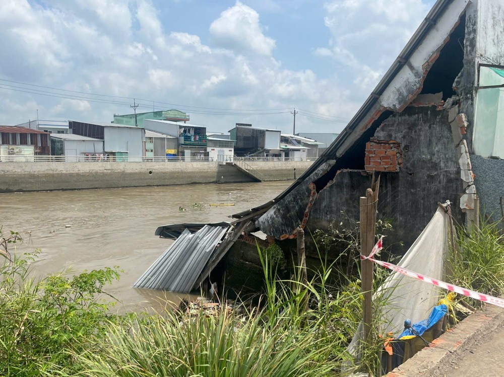Hậu Giang: Sạt lở nghiêm trọng tại kênh xáng Nàng Mau, hai căn nhà bị cuốn trôi