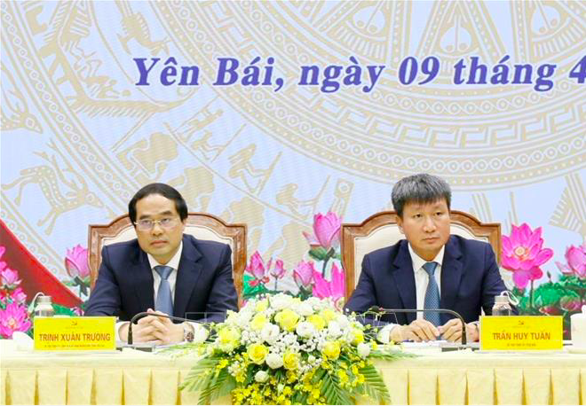 Bí thư Tỉnh ủy Yên Bái Trần Huy Tuấn (bên phải) và Bí thư Tỉnh ủy, Chủ tịch UBND tỉnh Lào Cai Trịnh Xuân Trường (bên trái) đồng chủ trì hội nghị. 
