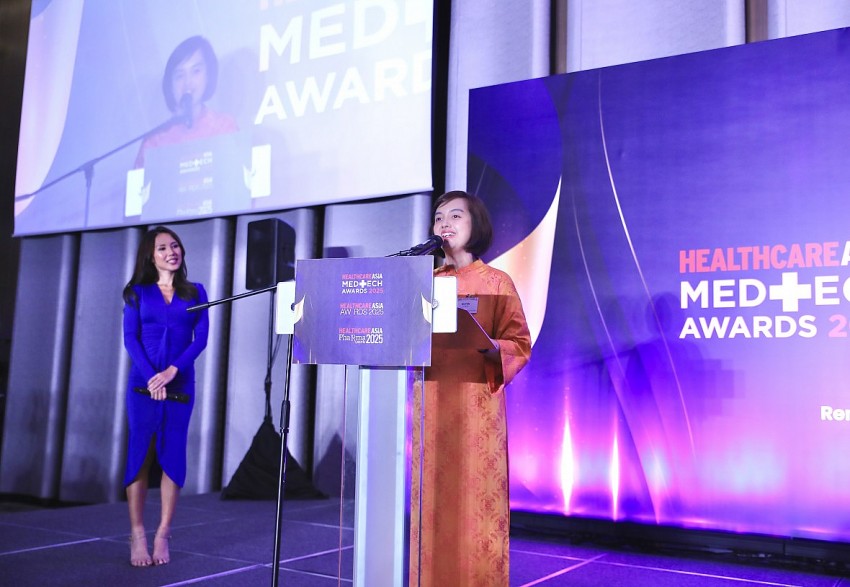 Phó Tổng Giám đốc FPT Retail Nguyễn Đỗ Quyên đại diện FPT Long Châu nhận giải và phát biểu. Phó Tổng Giám đốc FPT Retail Nguyễn Đỗ Quyên đại diện FPT Long Châu nhận giải và phát biểu.