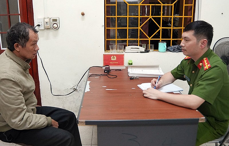 Tạm giữ đối tượng giết hàng xóm rồi dùng lá khô dấu thi thể Tạm giữ đối tượng giết hàng xóm rồi dùng lá khô dấu thi thể