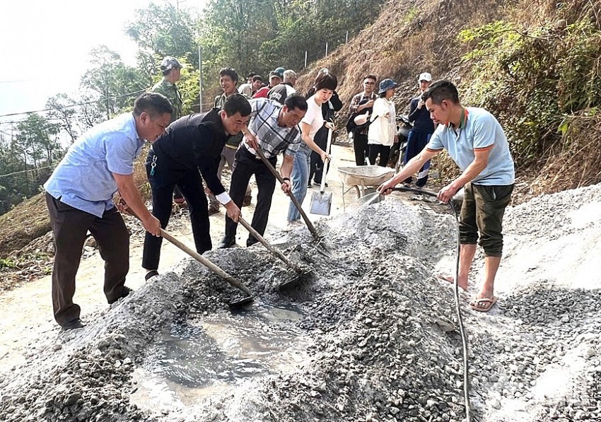 Khởi công xây dựng đường bê tông nông thôn tại thị trấn biên giới