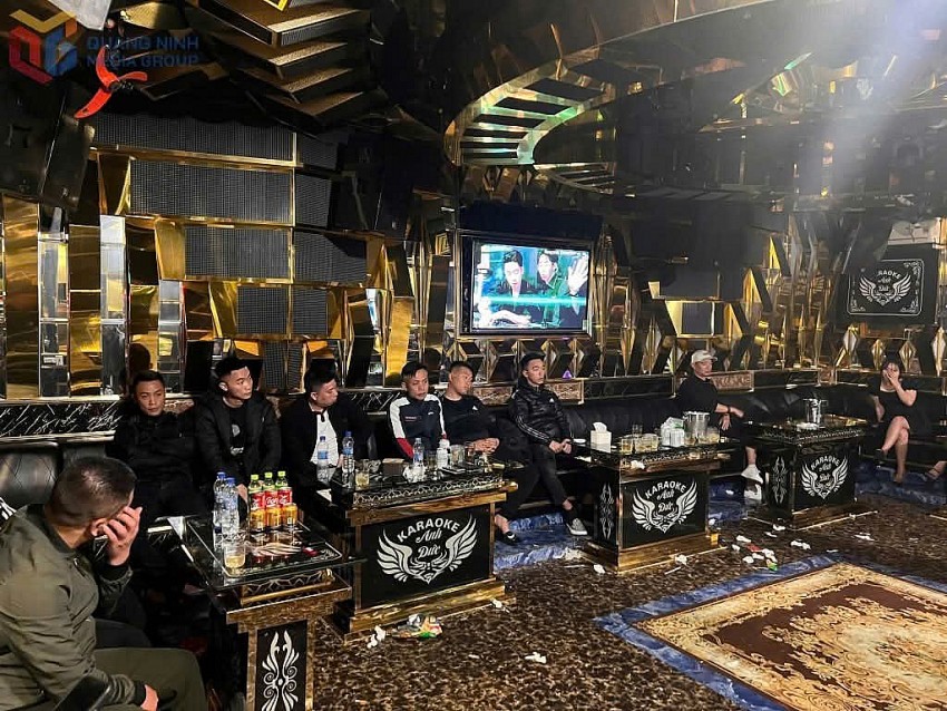 Phòng CSĐT tội phạm về ma túy phối hợp cùng Công an phường Cẩm Phú, TP Cẩm Phả kiểm tra quán karaoke Anh Đức, phát hiện 16 người sử dụng trái phép chất ma túy. Phòng CSĐT tội phạm về ma túy phối hợp cùng Công an phường Cẩm Phú, TP Cẩm Phả kiểm tra quán karaoke Anh Đức, phát hiện 16 người sử dụng trái phép chất ma túy.