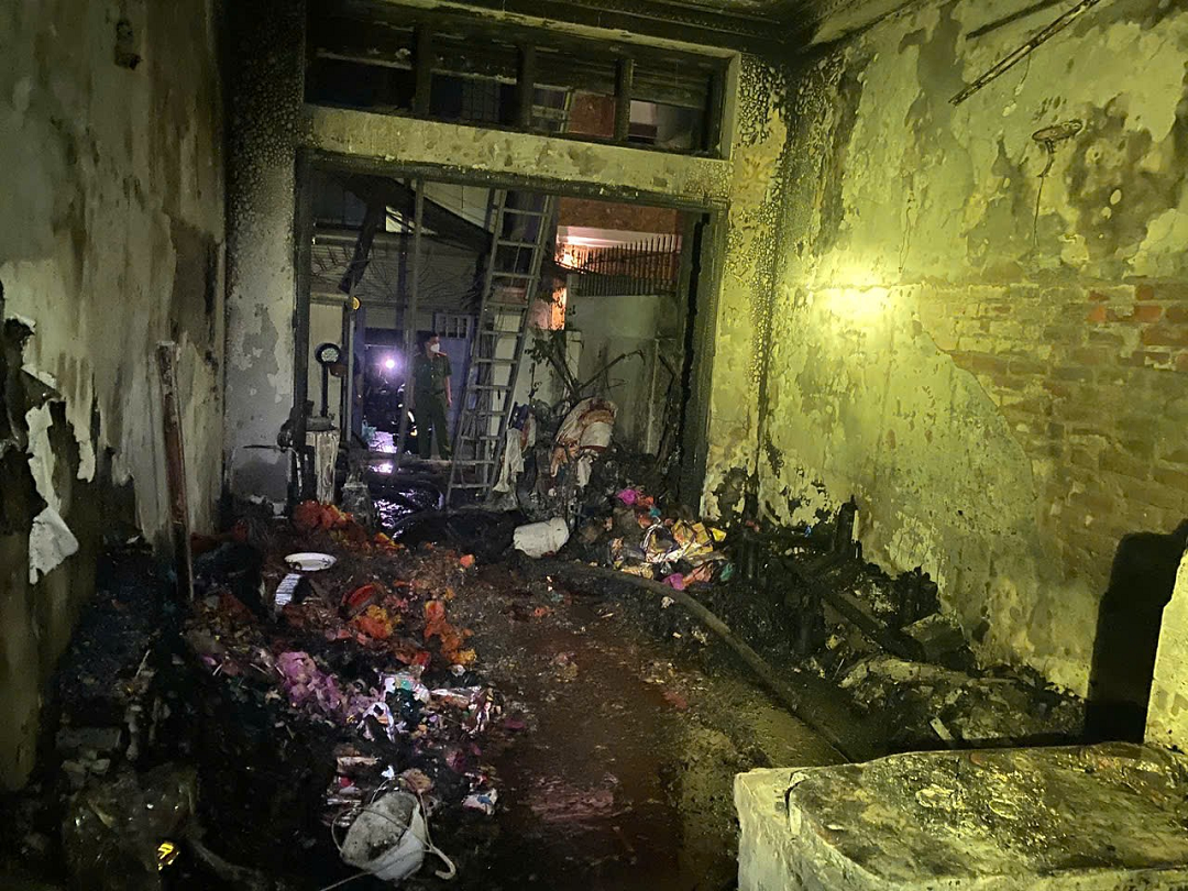Bên trong hiện trường vụ hỏa hoạn (Ảnh: Công an cung cấp).