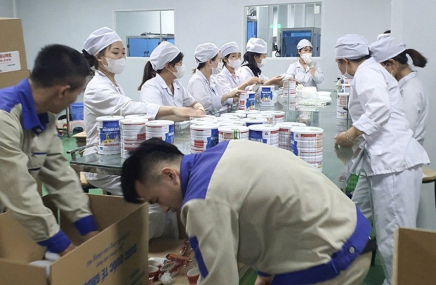 Công nhân đóng hộp thành phẩm sữa bột tại cơ sở sản xuất, chuẩn bị tung ra thị trường.