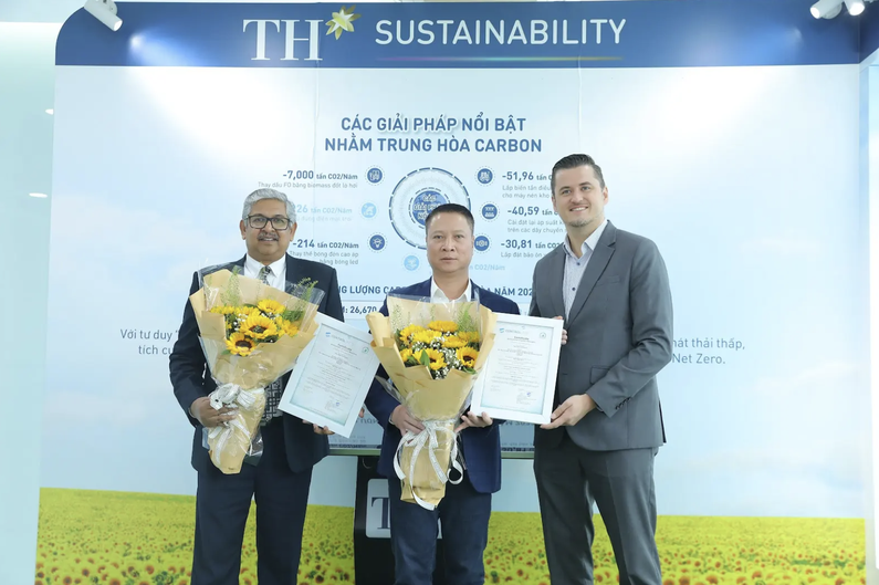 Đại diện Công ty cổ phần Sữa TH và Công ty TNHH Nước tinh khiết Núi Tiên đạt chứng nhận đạt trung hòa carbon theo tiêu chuẩn PAS 2060:2014. TH true MILK