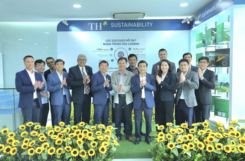 Các lãnh đạo Tập đoàn TH tham dự lễ trao bằng chứng nhận đạt trung hòa carbon. TH true MILK