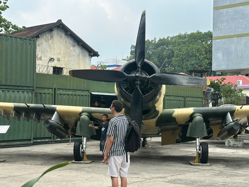 Bảo tàng chứng tích Chiến tranh, tọa lạc tại số 28 Võ Văn Tần, Quận 3, Thành phố Hồ Chí Minh.