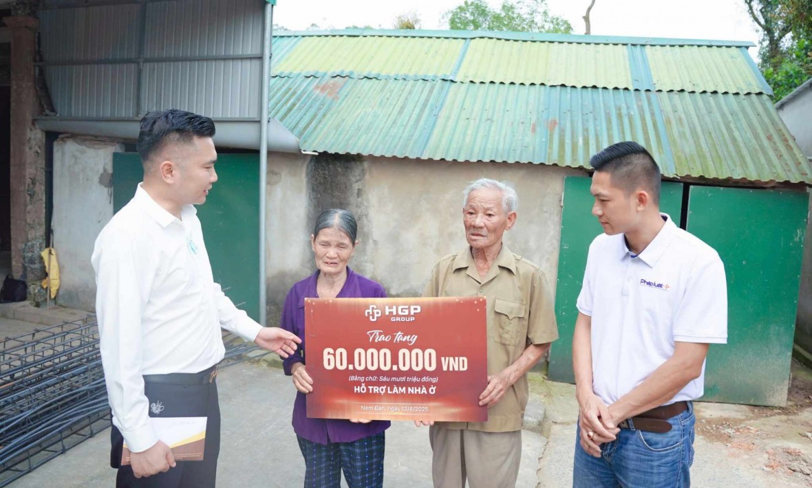 Đại diện Báo Pháp luật Việt Nam cùng HGP Group trao tặng tiền mặt cùng hiện vật hỗ trợ xây dựng nhà ở cho hộ ông Hoàng Đình Trông. Đại diện Báo Pháp luật Việt Nam cùng HGP Group trao tặng tiền mặt cùng hiện vật hỗ trợ xây dựng nhà ở cho hộ ông Hoàng Đình Trông.
