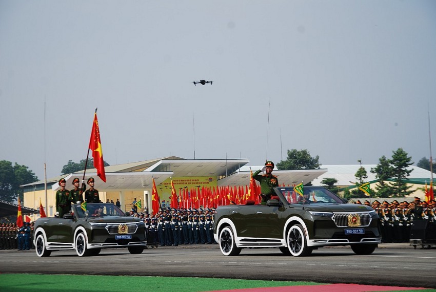 Xe chỉ huy khối Công an nhân dân.