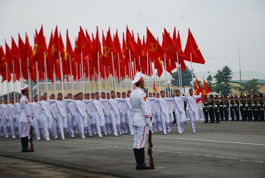 Mở đầu buỗi diễu binh khối chiến sỹ mang cờ Đảng, cờ Tổ quốc.