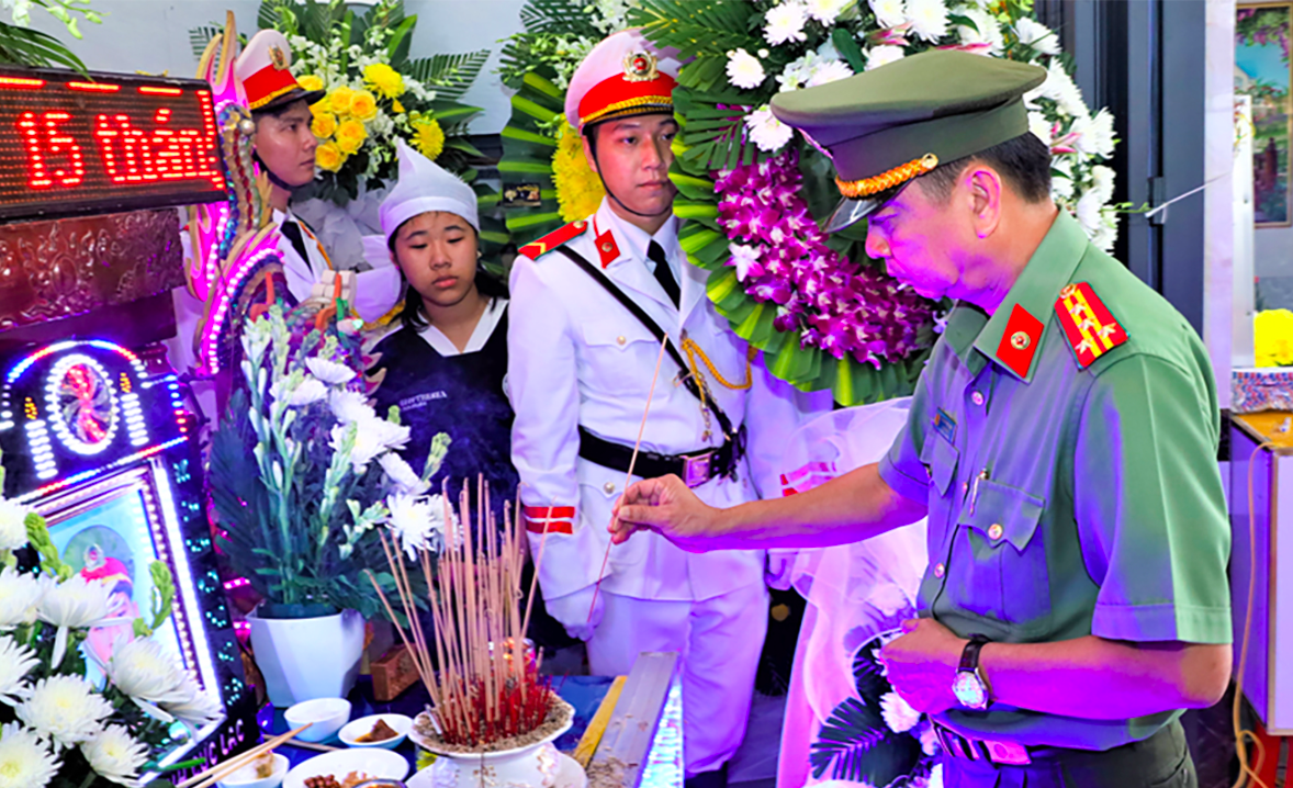 Lãnh đạo Công an tỉnh Hậu Giang đến viếng Đại úy Nguyễn Văn Kha hy sinh trong khi làm nhiệm vụ. (Ảnh: CAHG)