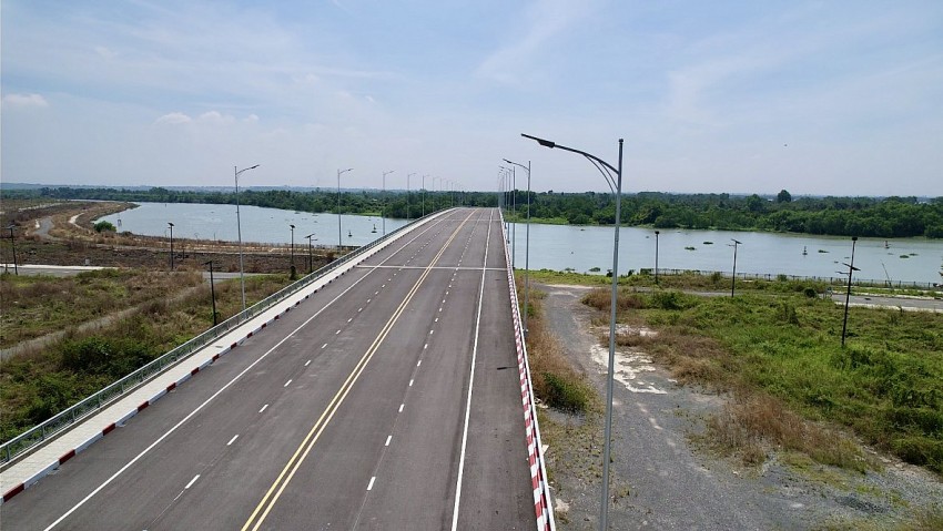 Lập đoàn vận động người dân giao đất làm hương lộ 2