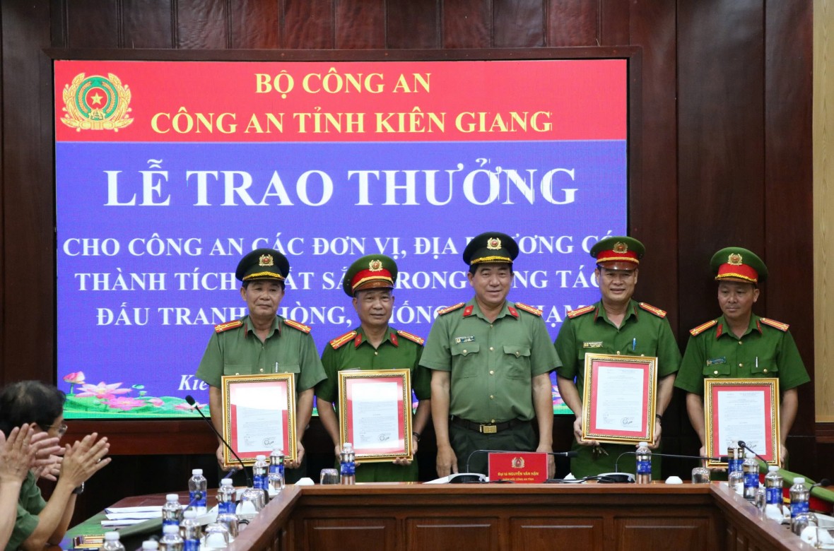 Công an tỉnh Kiên Giang khen thưởng các đơn vị triệt phá các chuyên án lớn
