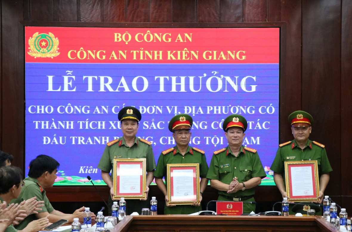 Công an tỉnh Kiên Giang khen thưởng các đơn vị triệt phá các chuyên án lớn