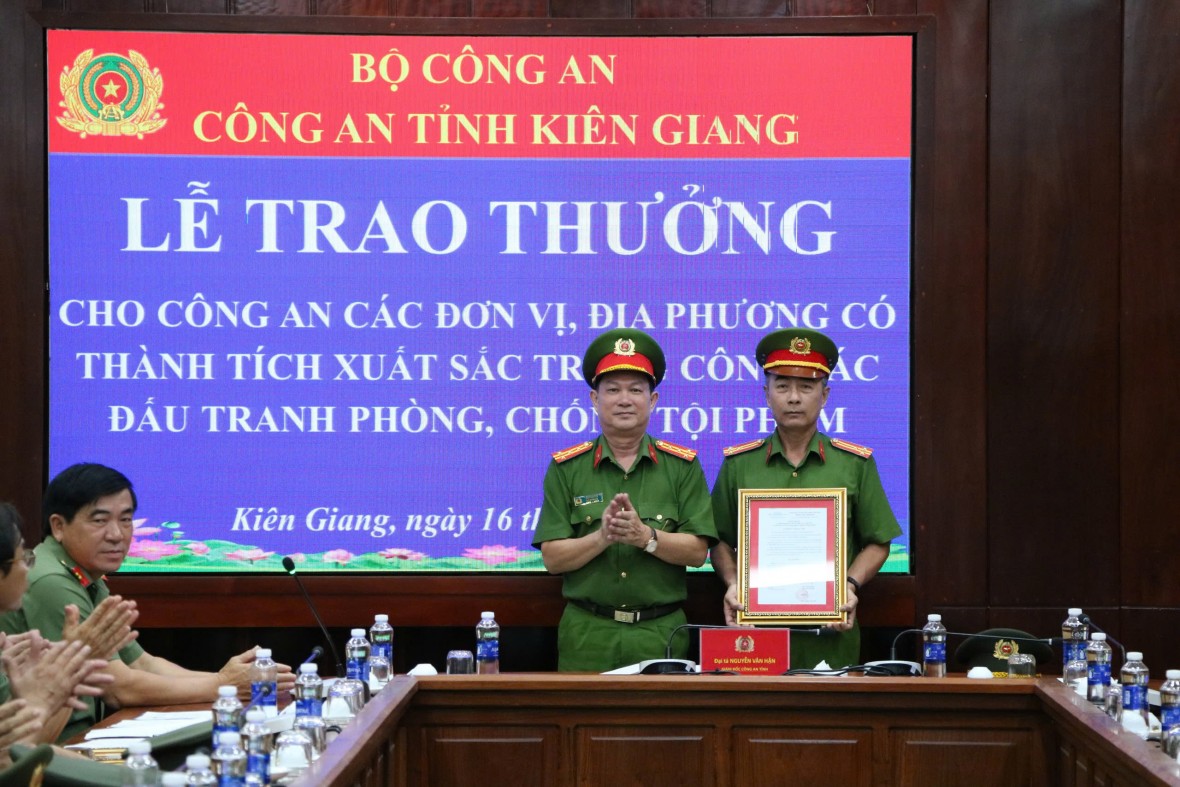 Công an tỉnh Kiên Giang khen thưởng các đơn vị triệt phá các chuyên án lớn