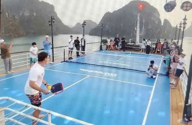 Xử phạt chủ tàu tổ chức cho du khách chơi môn thể thao Pickleball trên boong tàu ở trên vịnh Hạ Long