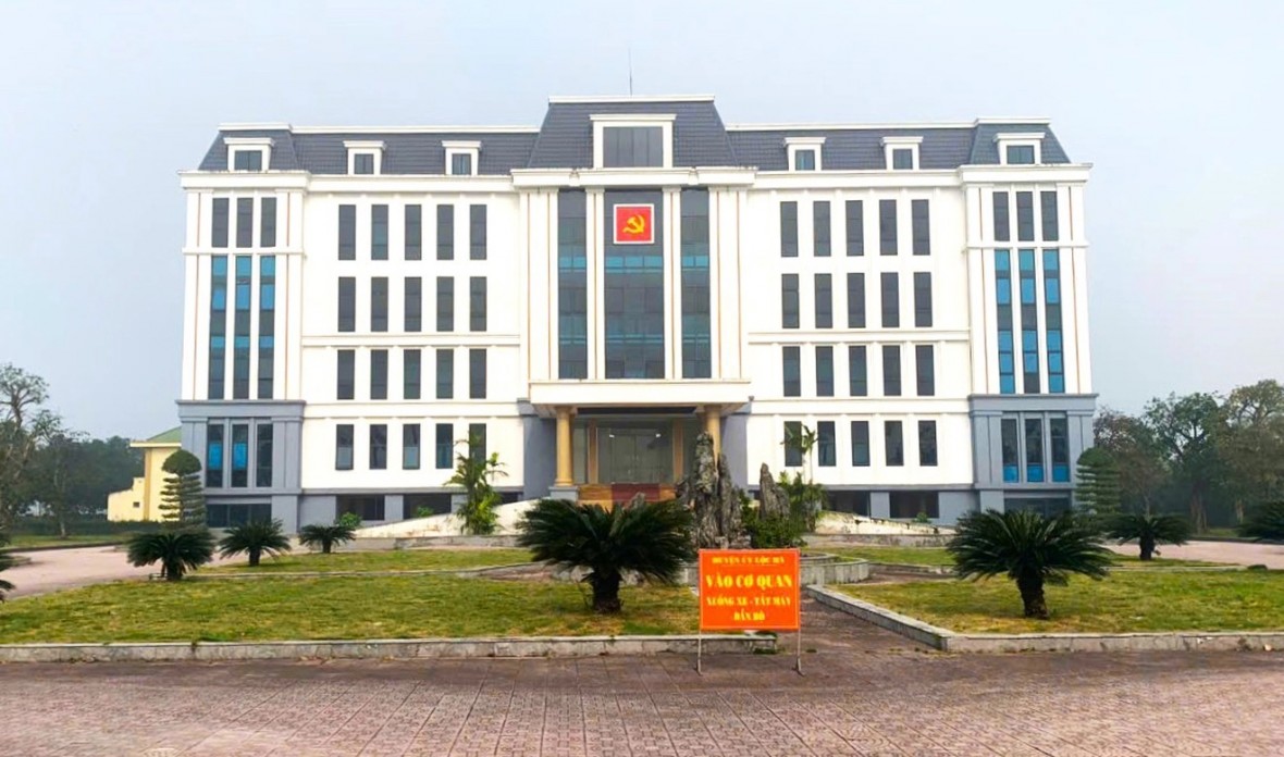Trụ sở Huyện ủy Lộc Hà (cũ) bỏ hoang sau khi huyện Lộc Hà sáp nhập vào huyện Thạch Hà (Hà Tĩnh) từ ngày 1-1-2025 Trụ sở Huyện ủy Lộc Hà (cũ) bỏ hoang sau khi huyện Lộc Hà sáp nhập vào huyện Thạch Hà (Hà Tĩnh) từ ngày 1-1-2025