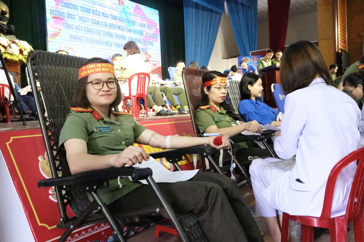 Hàng trăm chiến sỹ Công an Hà tham gia hiến máu cứu người