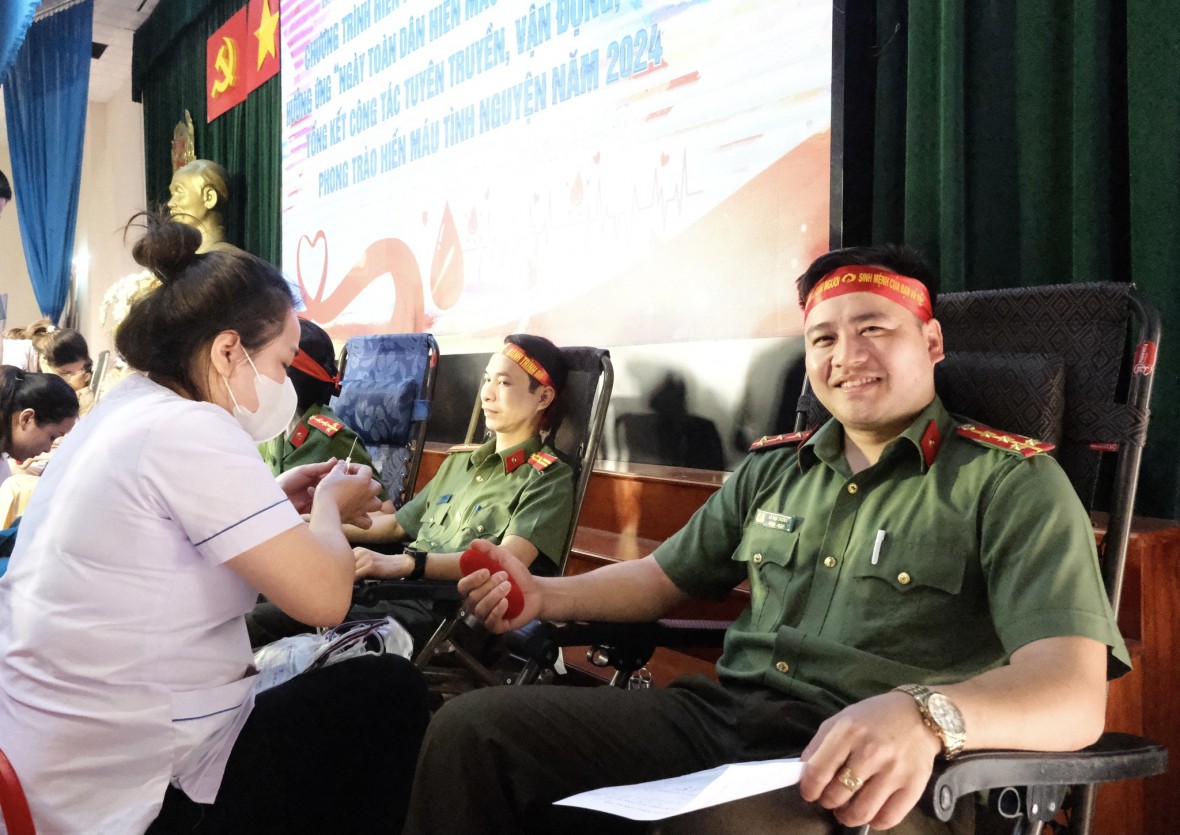 Hàng trăm chiến sỹ Công an Hà tham gia hiến máu cứu người