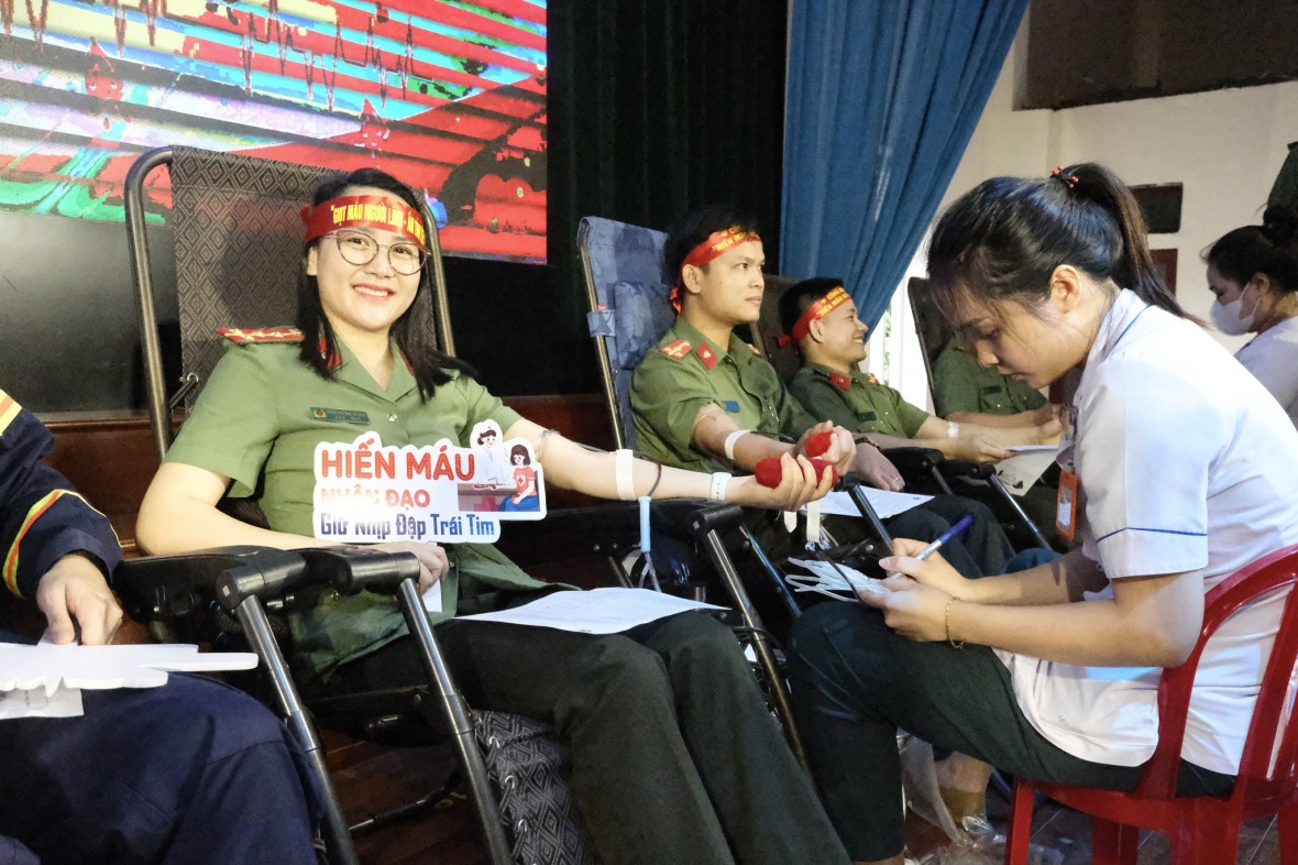 Hàng trăm chiến sỹ Công an Hà tham gia hiến máu cứu người