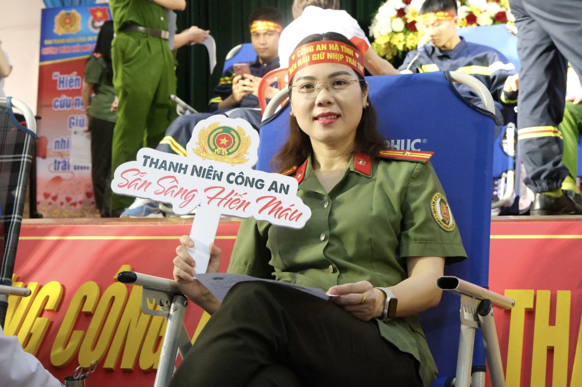 Hàng trăm chiến sỹ Công an Hà tham gia hiến máu cứu người