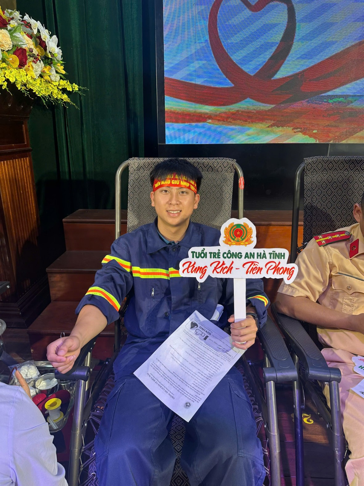 Hàng trăm chiến sỹ Công an Hà tham gia hiến máu cứu người