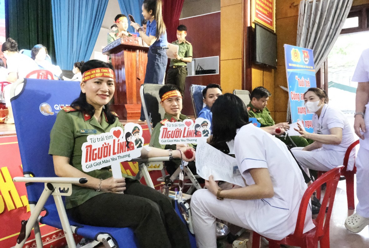Hàng trăm chiến sỹ Công an Hà tham gia hiến máu cứu người