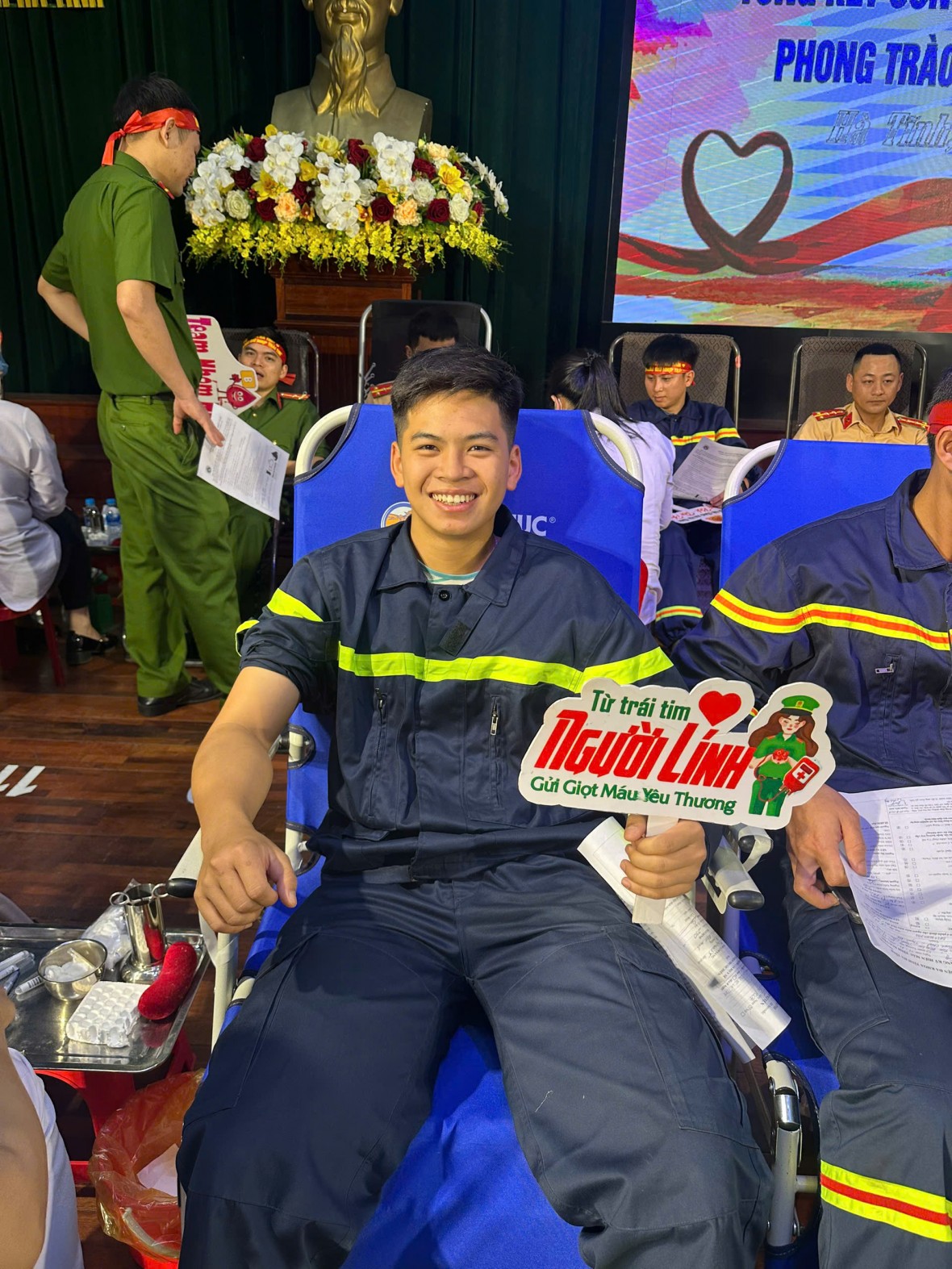 Hàng trăm chiến sỹ Công an Hà tham gia hiến máu cứu người