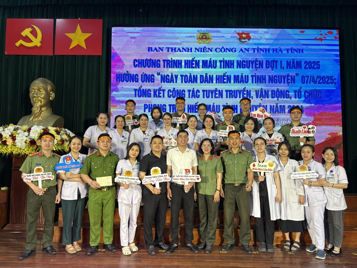 Hàng trăm chiến sỹ Công an Hà tham gia hiến máu cứu người