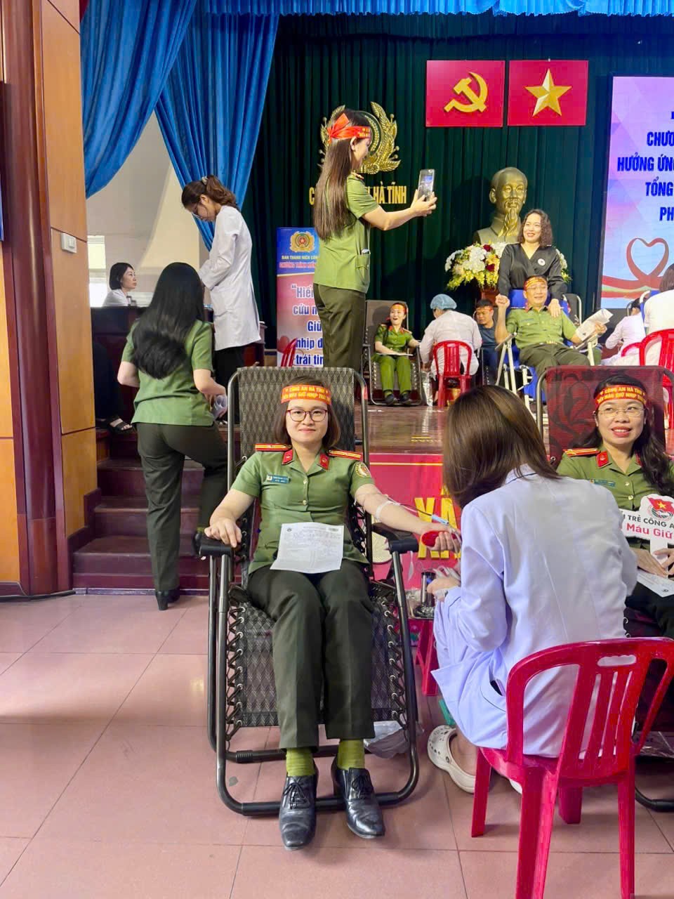 Hàng trăm chiến sỹ Công an Hà tham gia hiến máu cứu người