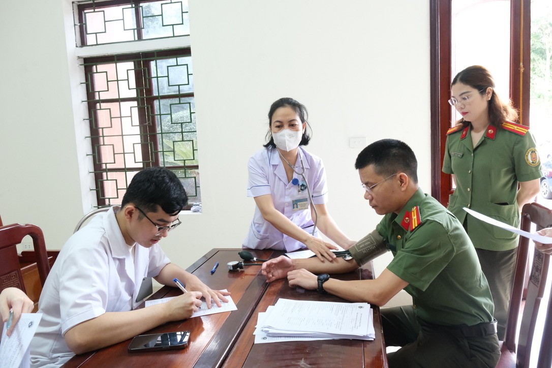 Hàng trăm chiến sỹ Công an Hà tham gia hiến máu cứu người