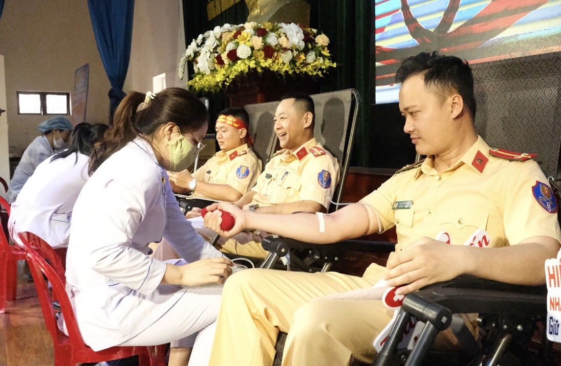 Hàng trăm chiến sỹ Công an Hà tham gia hiến máu cứu người