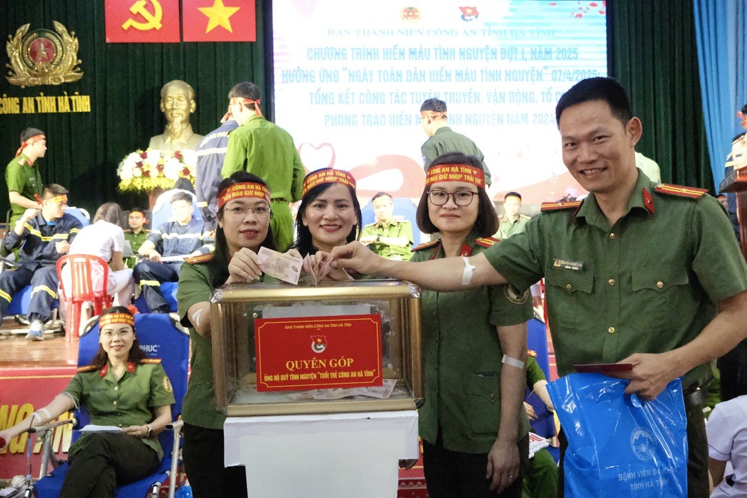 Hàng trăm chiến sỹ Công an Hà tham gia hiến máu cứu người