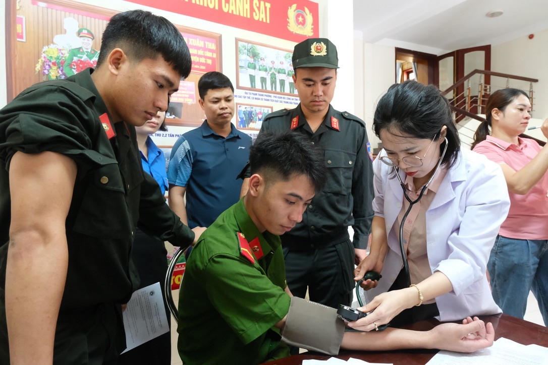 Hàng trăm chiến sỹ Công an Hà tham gia hiến máu cứu người