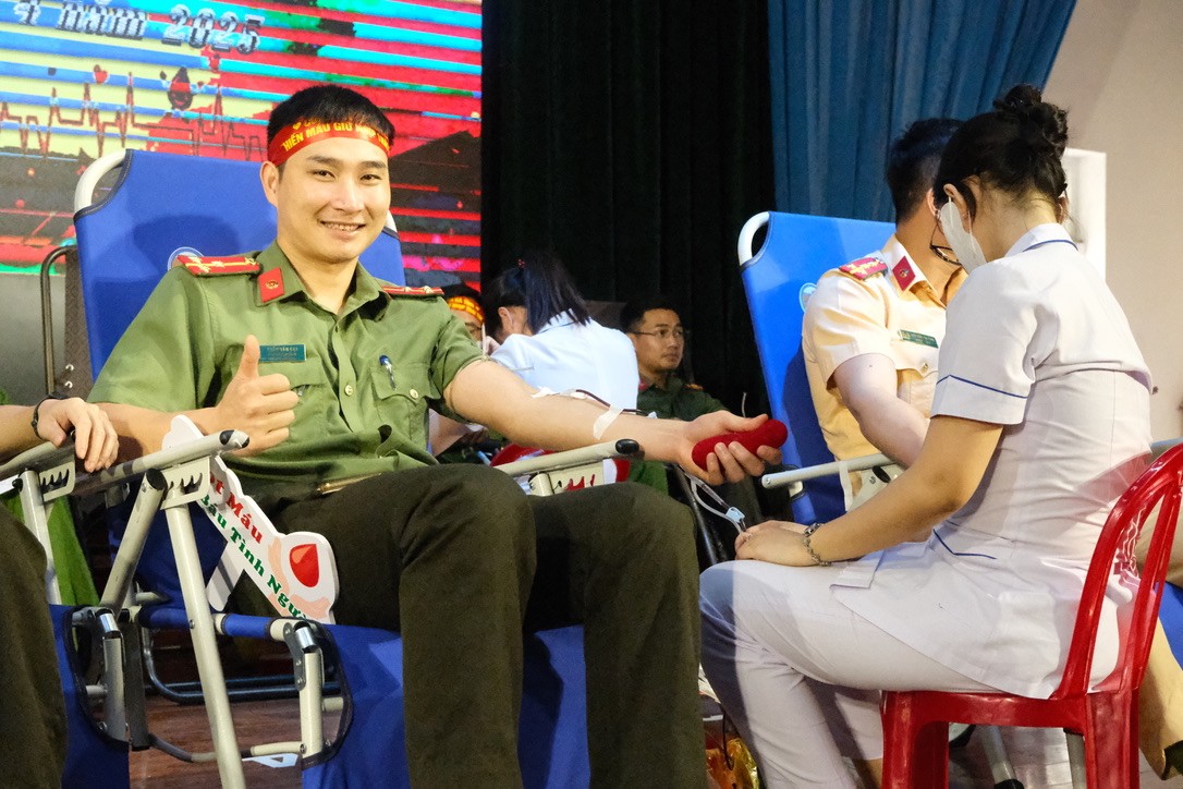 Hàng trăm chiến sỹ Công an Hà tham gia hiến máu cứu người