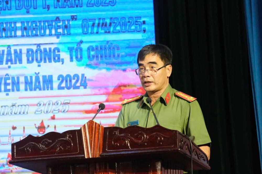 Hàng trăm chiến sỹ Công an Hà tham gia hiến máu cứu người