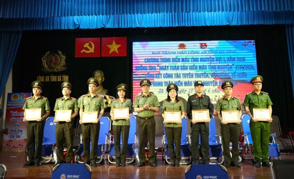 Hàng trăm chiến sỹ Công an Hà tham gia hiến máu cứu người