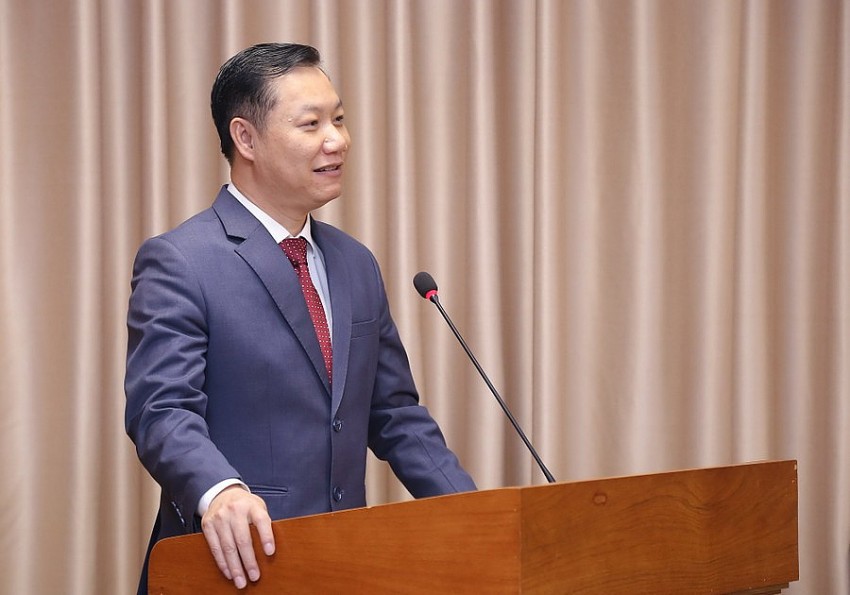 Tân Vụ trưởng Vụ Giáo dục đại học Nguyễn Tiến Thảo phát biểu nhậm chức. (Ảnh: Bộ GD&ĐT) Tân Vụ trưởng Vụ Giáo dục đại học Nguyễn Tiến Thảo phát biểu nhậm chức. (Ảnh: Bộ GD&ĐT)