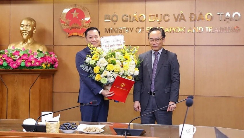 Thứ trưởng Bộ GD&ĐT Hoàng Minh Sơn (bên phải) trao Quyết định và tặng hoa chúc mừng tân Vụ trưởng Vụ Giáo dục đại học Nguyễn Tiến Thảo. (Ảnh: Bộ GD&ĐT) Thứ trưởng Bộ GD&ĐT Hoàng Minh Sơn (bên phải) trao Quyết định và tặng hoa chúc mừng tân Vụ trưởng Vụ Giáo dục đại học Nguyễn Tiến Thảo. (Ảnh: Bộ GD&ĐT)