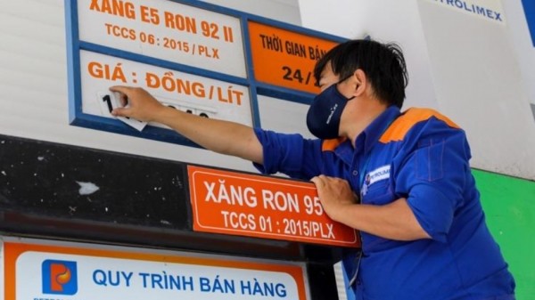 Xăng RON95-III tiếp tục giảm xuống dưới ngưỡng 19.000 đồng mỗi lít. (Ảnh minh họa) Xăng RON95-III tiếp tục giảm xuống dưới ngưỡng 19.000 đồng mỗi lít. (Ảnh minh họa)